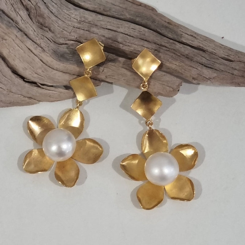 Amy Freshwater Pearl Flower stud Earrings